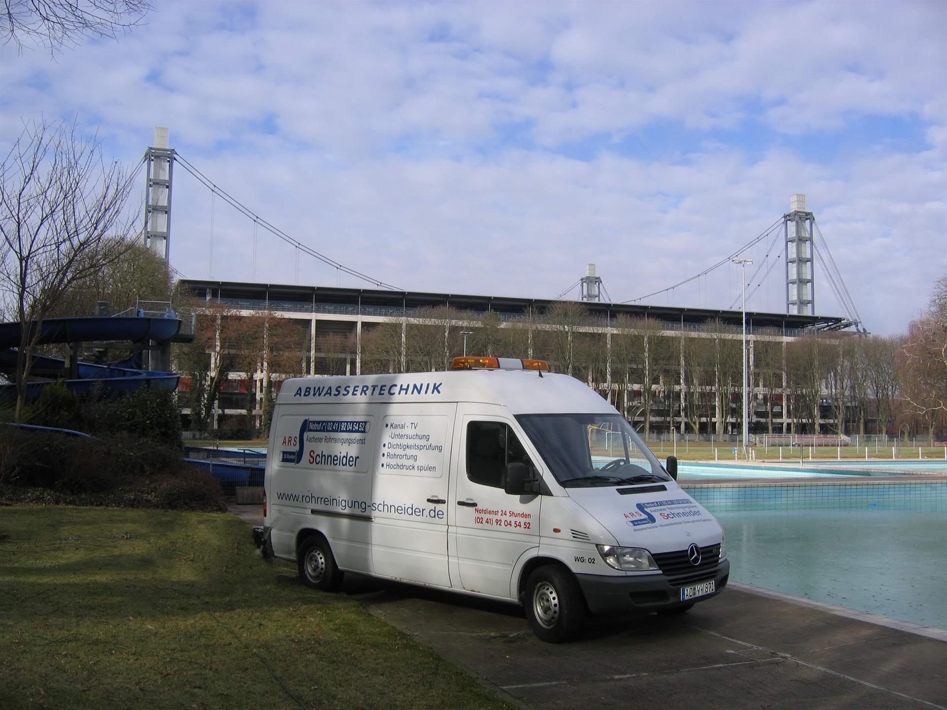 Fahrzeug Abwassertechnik vor Schwimmbad